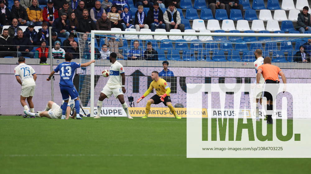 Fussball 2.Bundesliga, Karlsruher SC - SV Darmstadt 98 v.l. Torschuss zum 1:0 durch Shio Fukuda (Karlsruher SC) Marcel Schuhen (SV Darmstadt 98) Karlsruhe