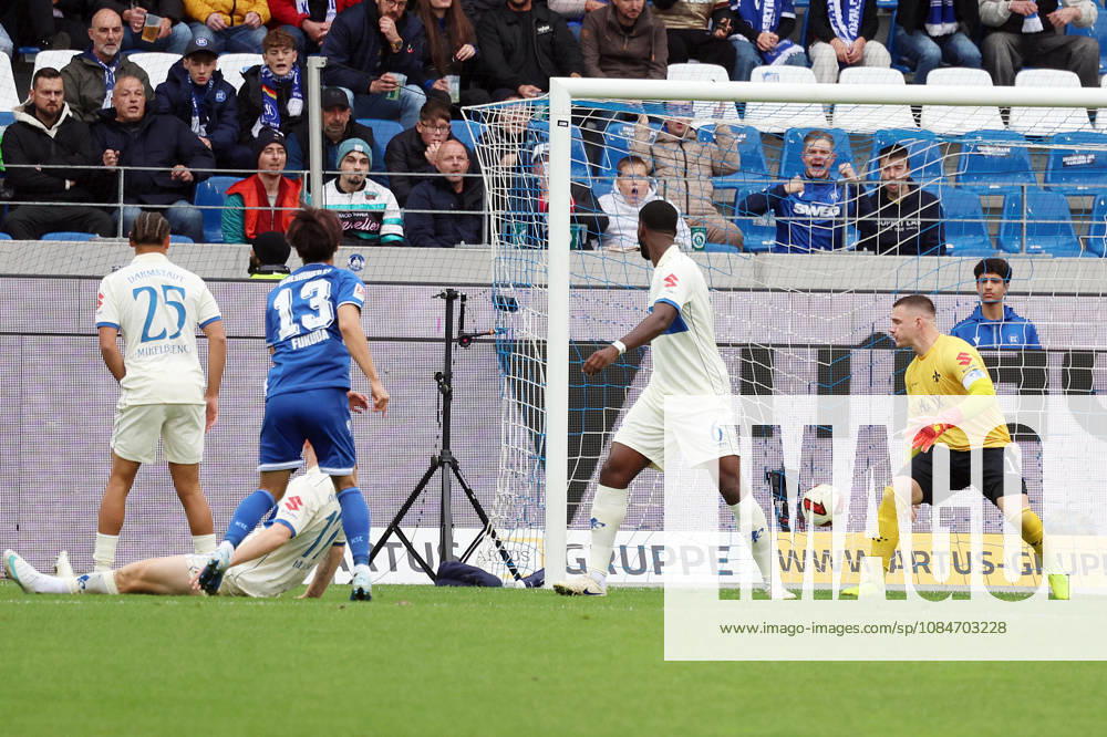 Fussball 2.Bundesliga, Karlsruher SC - SV Darmstadt 98 v.l. Torschuss zum 1:0 durch Shio Fukuda (Karlsruher SC) Marcel Schuhen (SV Darmstadt 98) Karlsruhe