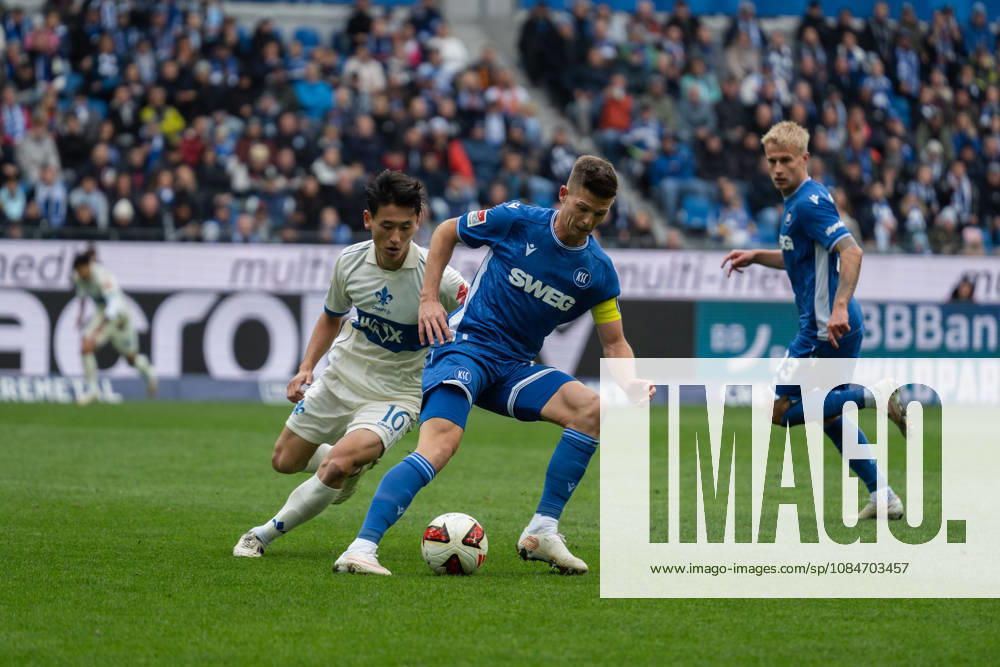 Fussball 2.Bundesliga, Karlsruher SC - SV Darmstadt 98, Hiroki Akiyama (16, SV Darmstadt 98) im Zweikampf mit Marvin Wanitzek (10, Karlsruher SC) Karlsruhe