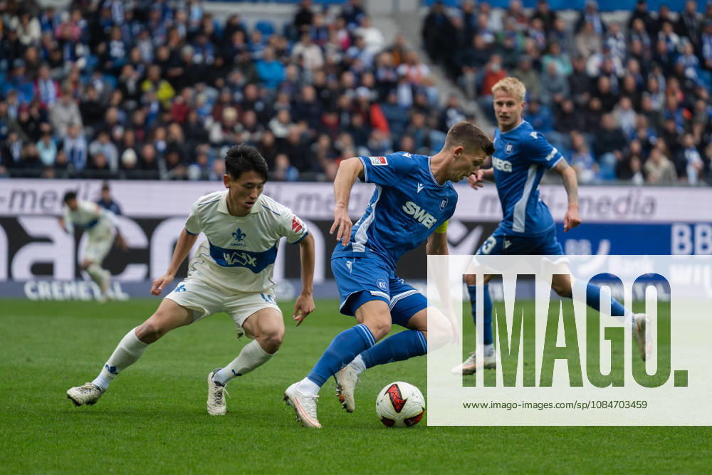 Fussball 2.Bundesliga, Karlsruher SC - SV Darmstadt 98, v.l. Hiroki Akiyama (16, SV Darmstadt 98) im Zweikampf mit Marvin Wanitzek (10, Karlsruher SC) Karlsruhe
