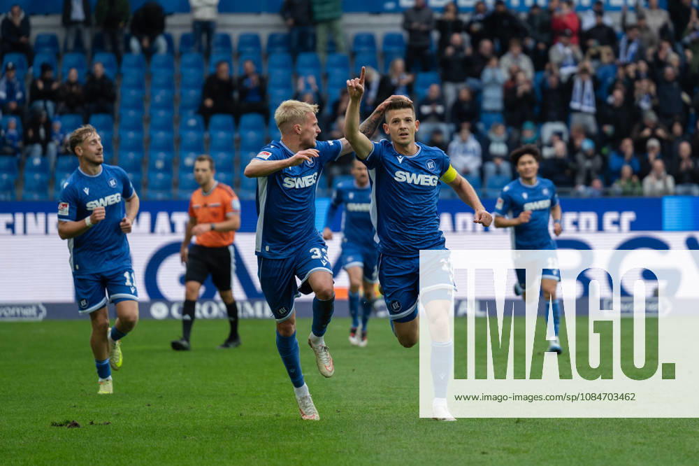 Fussball 2.Bundesliga, Karlsruher SC - SV Darmstadt 98, v.l. Viktor Bergh (33, Karlsruher SC) jubelt mit dem Torschützen zum 2:0 Marvin Wanitzek (10, Karlsruher SC) Karlsruhe