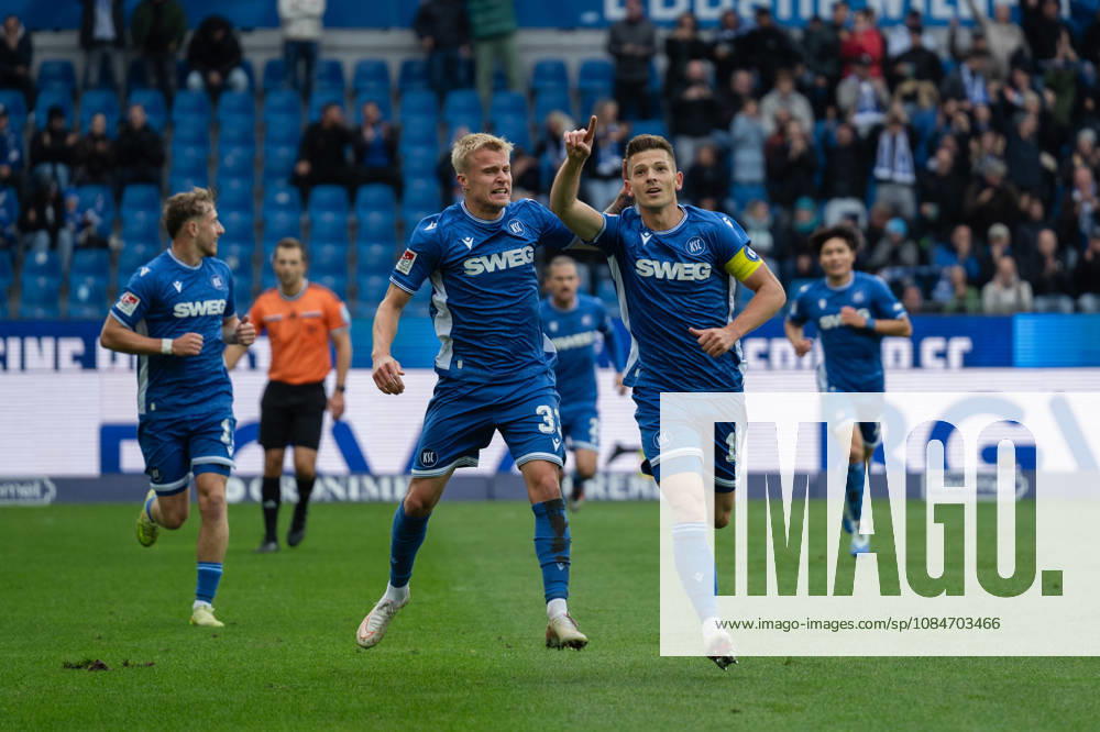 Fussball 2.Bundesliga, Karlsruher SC - SV Darmstadt 98, v.l. Viktor Bergh (33, Karlsruher SC) jubelt mit dem Torschützen zum 2:0 Marvin Wanitzek (10, Karlsruher SC) Karlsruhe