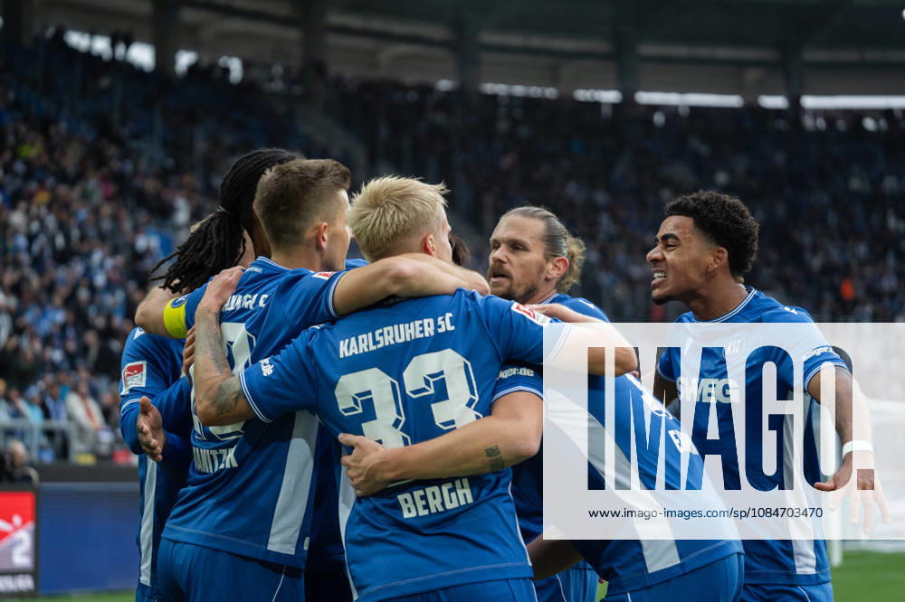 Fussball 2.Bundesliga, Karlsruher SC - SV Darmstadt 98, v.l. Torjubel zum 2:0 Karlsruher SC Karlsruhe
