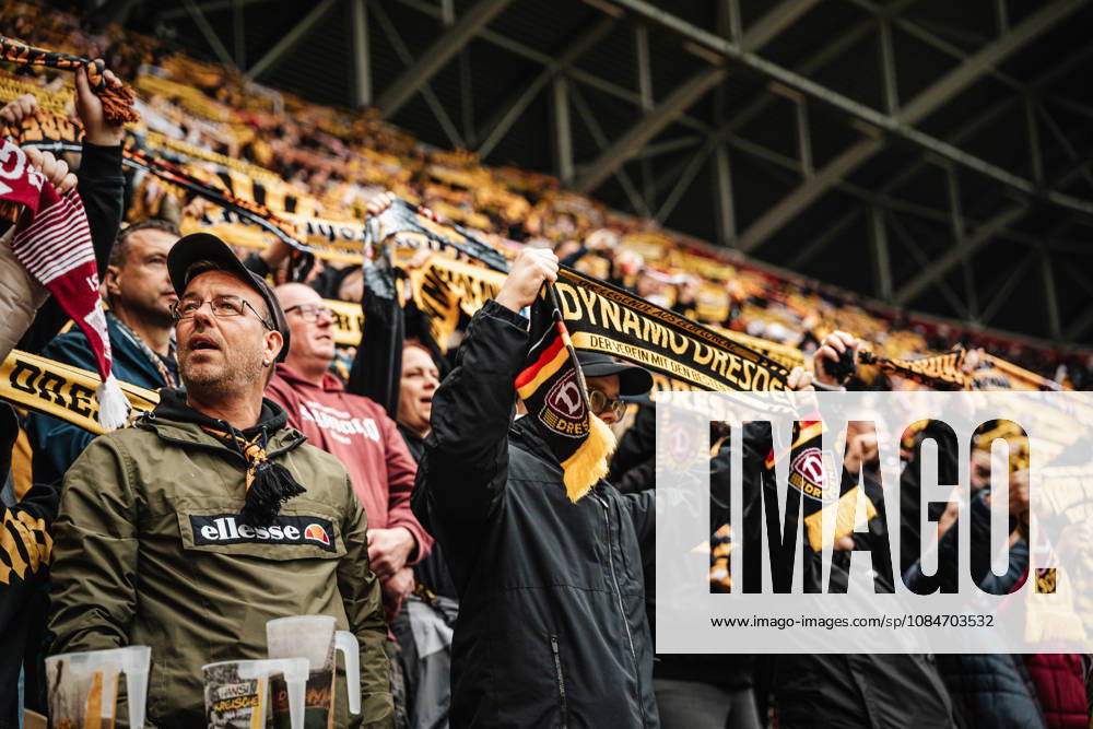 Im Bild: Fan mit Dynamo-Schal 18.10.2026, SG Dynamo Dresden - 1. FC Magdeburg, 2. BUNDESLIGA - 8. SPIELTAG, Fußball, Deutschland, Dresden, Rudolf-Harbig-Stadion