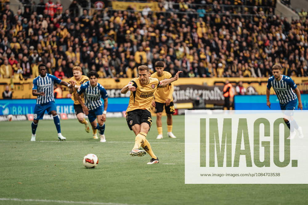Im Bild: Niklas Hauptmann (27, SG Dynamo Dresden) trifft 11 Meter nach Faul 18.10.2026, SG Dynamo Dresden - 1. FC Magdeburg, 2. BUNDESLIGA - 8. SPIELTAG, Fußball, Deutschland, Dresden, Rudolf-Harbig-Stadion