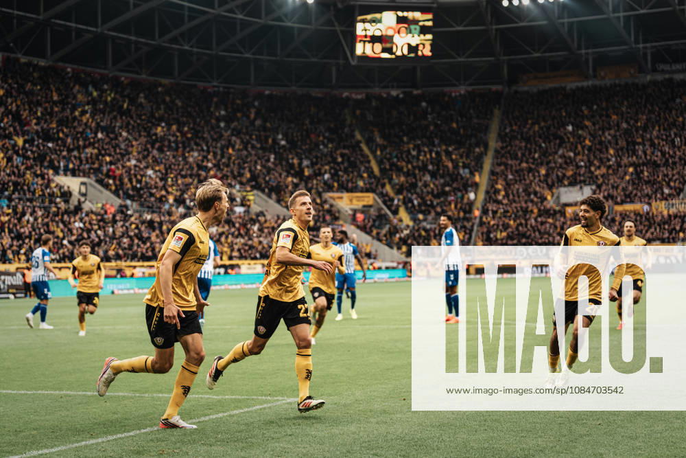 Im Bild: Niklas Hauptmann (27, SG Dynamo Dresden) trifft 11 Meter nach Faul 18.10.2026, SG Dynamo Dresden - 1. FC Magdeburg, 2. BUNDESLIGA - 8. SPIELTAG, Fußball, Deutschland, Dresden, Rudolf-Harbig-Stadion