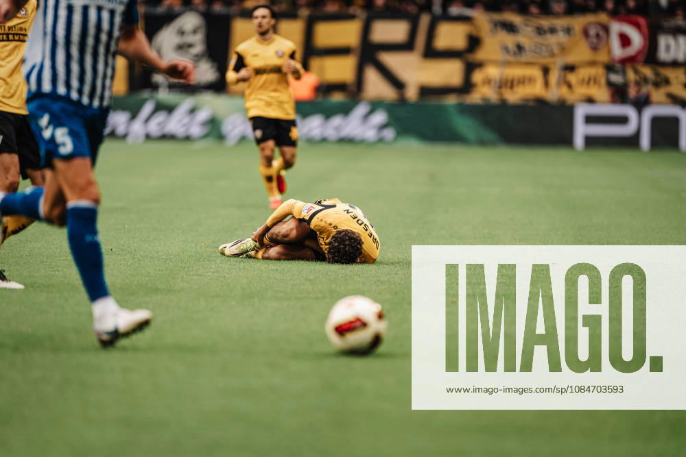 Im Bild: Ben Bobzien (20, SG Dynamo Dresden) nach Faul am Boden 18.10.2026, SG Dynamo Dresden - 1. FC Magdeburg, 2. BUNDESLIGA - 8. SPIELTAG, Fußball, Deutschland, Dresden, Rudolf-Harbig-Stadion