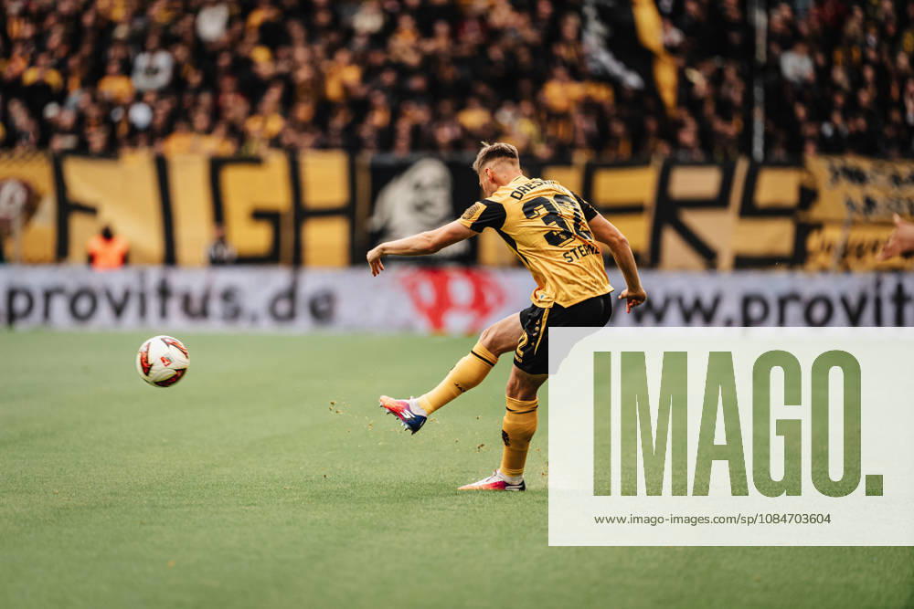 Im Bild: Freist0ß durch Jonas Sterner (32, SG Dynamo Dresden) 18.10.2026, SG Dynamo Dresden - 1. FC Magdeburg, 2. BUNDESLIGA - 8. SPIELTAG, Fußball, Deutschland, Dresden, Rudolf-Harbig-Stadion