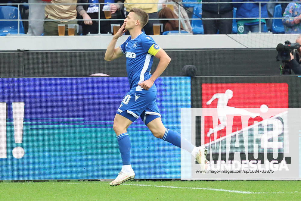 Fussball 2.Bundesliga, Karlsruher SC - SV Darmstadt 98 v.l. Marvin Wanitzek (Karlsruher SC) jubelt nach seinem Tor zum 2:0 Karlsruhe