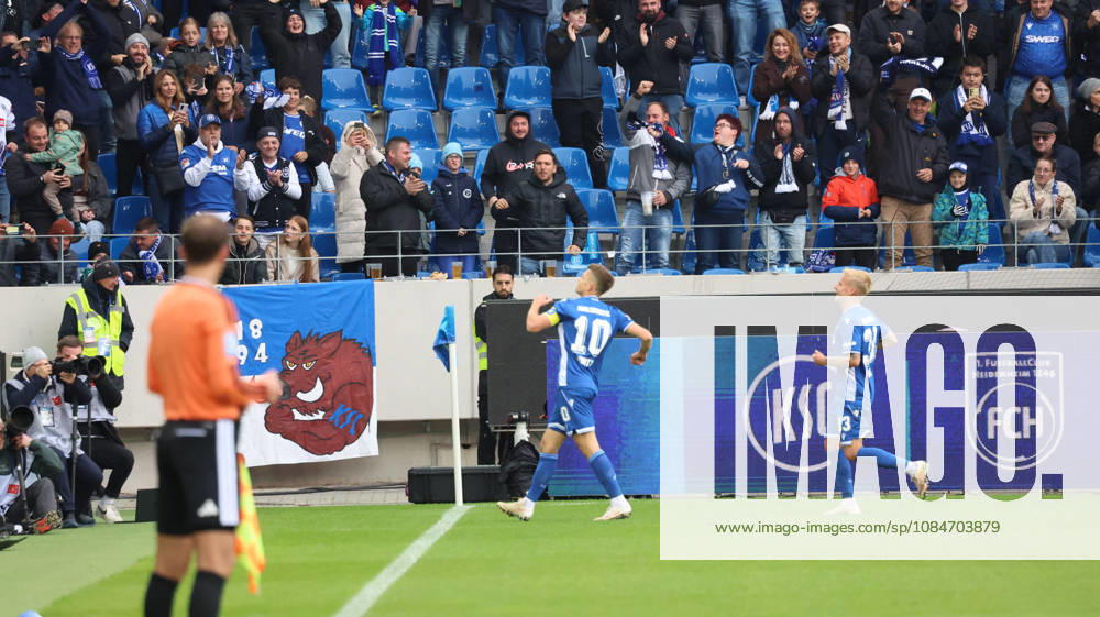 Fussball 2.Bundesliga, Karlsruher SC - SV Darmstadt 98 v.l. Marvin Wanitzek (Karlsruher SC) jubelt nach seinem Tor zum 2:0 Karlsruhe