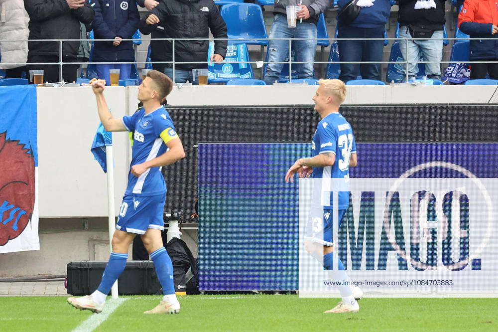 Fussball 2.Bundesliga, Karlsruher SC - SV Darmstadt 98 v.l. Marvin Wanitzek (Karlsruher SC) jubelt nach seinem Tor zum 2:0 Karlsruhe