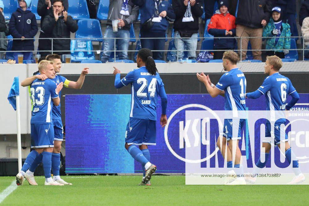 Fussball 2.Bundesliga, Karlsruher SC - SV Darmstadt 98 v.l. Marvin Wanitzek (Karlsruher SC) jubelt nach seinem Tor zum 2:0 Karlsruhe