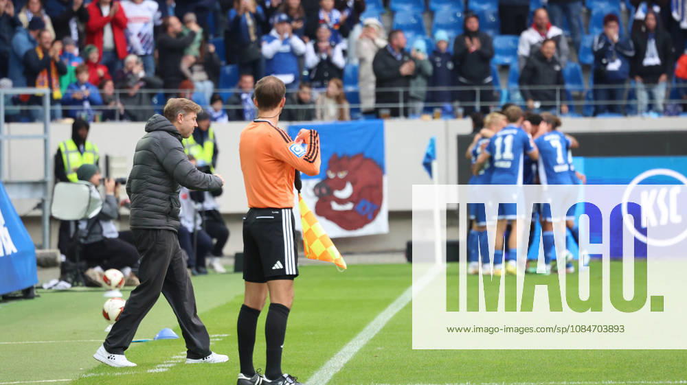 Fussball 2.Bundesliga, Karlsruher SC - SV Darmstadt 98 v.l. Florian Kohfeldt Trainer (SV Darmstadt 98) gibt Anweisungen, gestikuliert, mit den Armen gestikulieren gives instructions, gesticulate Marvin Wanitzek (Karlsruher SC) jubelt nach seinem Tor zum 2:0 Karlsruhe