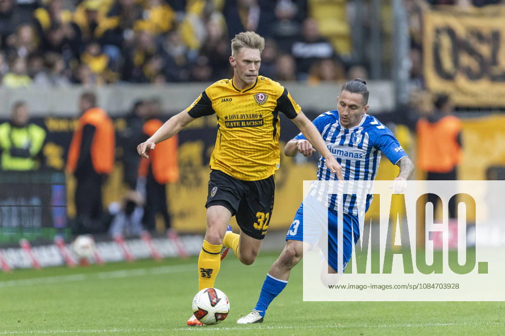GER, Dresden, Fussball, 2. Bundesliga, 8. Spieltag, Dynamo Dresden vs. 1. FC Magdeburg im Bild v.l.: Jonas Sterner (Dynamo Dresden 32), Baris Atik (FC Magdeburg 23), Zweikampf 18.10.2026, Rudolf-Harbig Stadion Dresden DFL DFB REGULATIONS PROHIBIT ANY USE OF PHOTOGRAPHS AS IMAGE SEQUENCES AND OR QUASI-VIDEO,