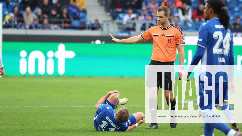 Fussball 2.Bundesliga, Karlsruher SC - SV Darmstadt 98 v.l. Noel Eichinger (Karlsruher SC) verletzt, Verletzung, Schmerz, Schmerzen, injured, injury, pain, pains Schiedsrichter Referee Marc Philip Eckermann Karlsruhe