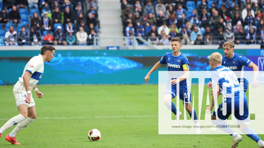 Fussball 2.Bundesliga, Karlsruher SC - SV Darmstadt 98 v.l. Lance Duijvestijn (SV Darmstadt 98) Marvin Wanitzek (Karlsruher SC) Karlsruhe