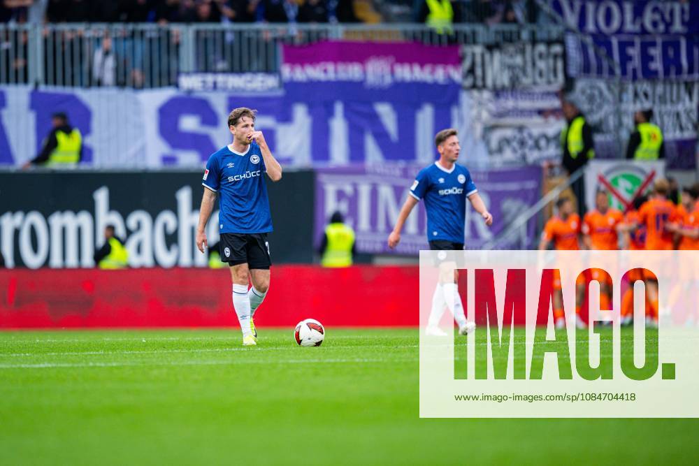 Fußball, 2026 2027, 2. Bundesliga, 8. Spieltag, DSC Arminia Bielefeld - VfL Osnabrück: (L-R) Leon Jensen (Bielefeld), Marius Wörl (Bielefeld) nach dem Tor zum 0:1 von Robin Meißner (Osnabrück) DFL REGULATIONS PROHIBIT ANY USE OF PHOTOGRAPHS AS IMAGE SEQUENCES AND OR QUASI-VIDEO.