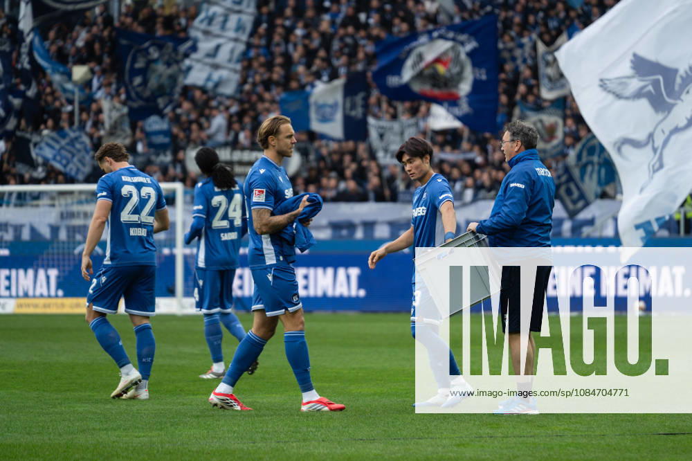 Fussball 2.Bundesliga, Karlsruher SC - SV Darmstadt 98, m. Marcel Franke (28, Karlsruher SC) gibt seine Einlauf-Jacke ab Karlsruhe