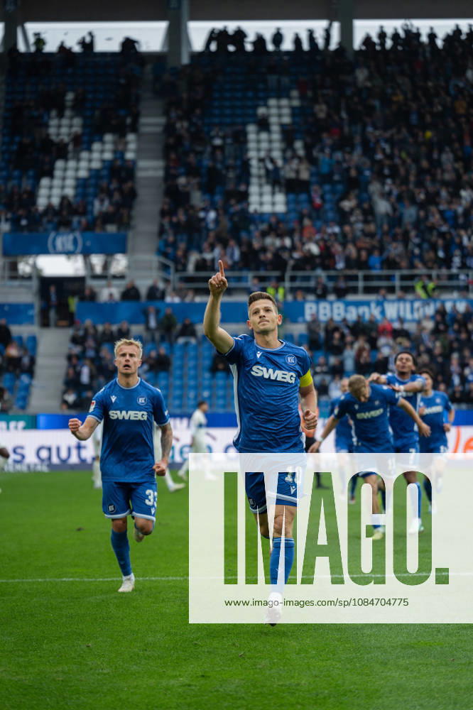 Fussball 2.Bundesliga, Karlsruher SC - SV Darmstadt 98, Torjubel zum 2:0 durch Marvin Wanitzek (10, Karlsruher SC) Karlsruhe