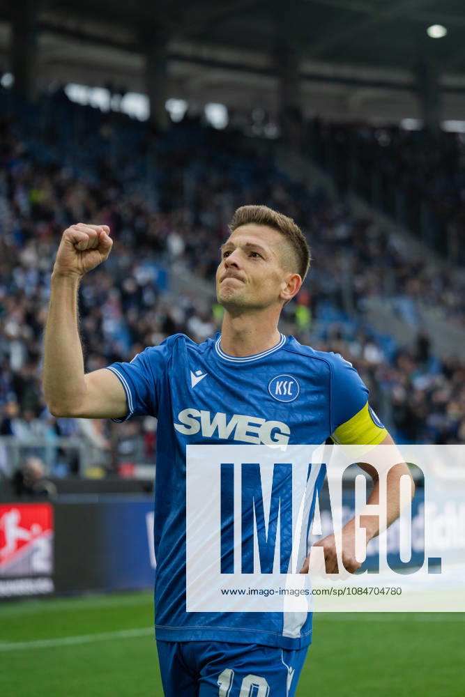 Fussball 2.Bundesliga, Karlsruher SC - SV Darmstadt 98, Torjubel zum 2:0 durch Marvin Wanitzek (10, Karlsruher SC) Karlsruhe