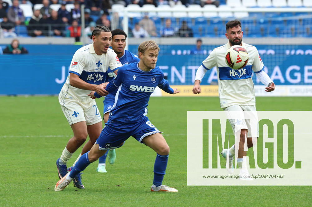 Fussball 2.Bundesliga, Karlsruher SC - SV Darmstadt 98 v.l. Lance Duijvestijn (SV Darmstadt 98) Santeri Leevi Oliver Väänänen (Karlsruher SC) Zweikampf, Aktion, action, battle for the ball Marco Richter (SV Darmstadt 98) Karlsruhe
