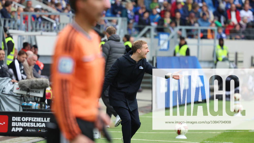 Fussball 2.Bundesliga, Karlsruher SC - SV Darmstadt 98 v.l. Maximilian Senft Trainer (Karlsruher SC) gibt Anweisungen, gestikuliert, mit den Armen gestikulieren gives instructions, gesticulate Karlsruhe