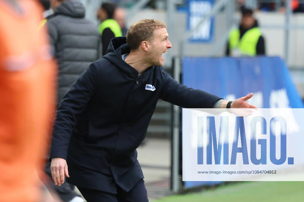 Fussball 2.Bundesliga, Karlsruher SC - SV Darmstadt 98 v.l. Maximilian Senft Trainer (Karlsruher SC) gibt Anweisungen, gestikuliert, mit den Armen gestikulieren gives instructions, gesticulate Karlsruhe