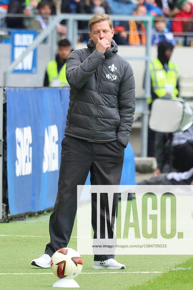 Fussball 2.Bundesliga, Karlsruher SC - SV Darmstadt 98 v.l. Florian Kohfeldt Trainer (SV Darmstadt 98) enttaeuscht, enttäuscht, schaut enttaeuscht, niedergeschlagen, disappointed Karlsruhe