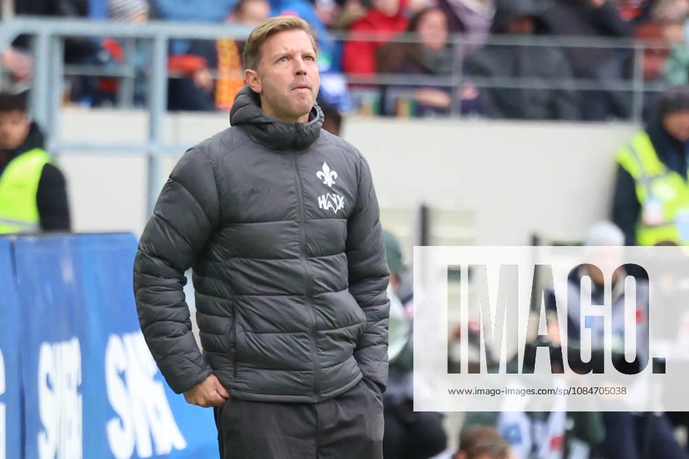 Fussball 2.Bundesliga, Karlsruher SC - SV Darmstadt 98 v.l. Florian Kohfeldt Trainer (SV Darmstadt 98) enttaeuscht, enttäuscht, schaut enttaeuscht, niedergeschlagen, disappointed Karlsruhe