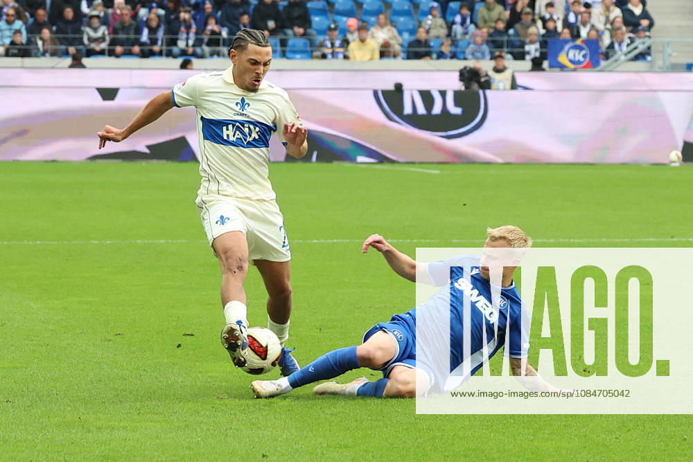 Fussball 2.Bundesliga, Karlsruher SC - SV Darmstadt 98 v.l. William Mikelbrencis (SV Darmstadt 98) Viktor Bergh (Karlsruher SC) Zweikampf, Aktion, action, battle for the ball Karlsruhe
