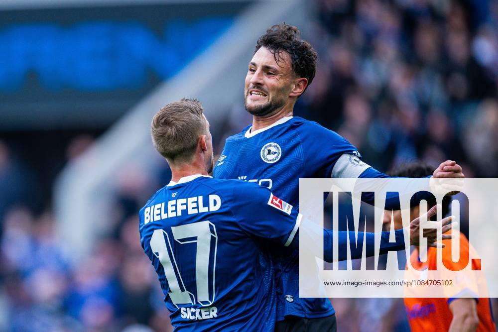 Fußball, 2026 2027, 2. Bundesliga, 8. Spieltag, DSC Arminia Bielefeld - VfL Osnabrück: (R) Maximilian Bauer (Bielefeld) jubelt nach seinem Tor zum 1:1 mit (L) Arne Sicker (Bielefeld) DFL REGULATIONS PROHIBIT ANY USE OF PHOTOGRAPHS AS IMAGE SEQUENCES AND OR QUASI-VIDEO.