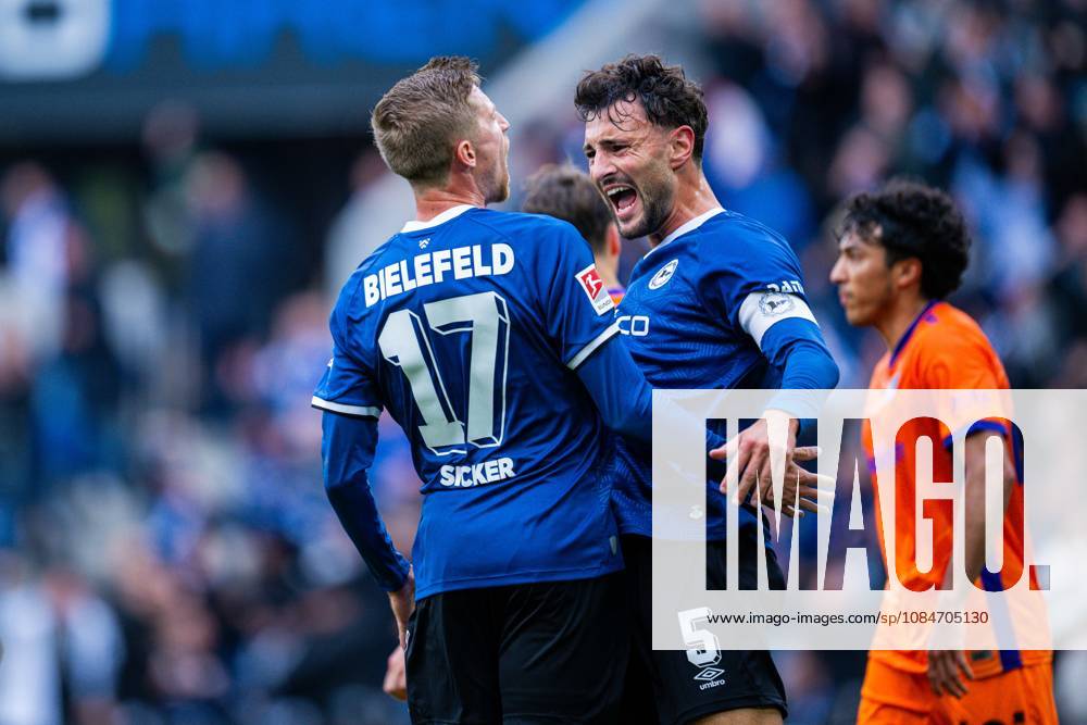 Fußball, 2026 2027, 2. Bundesliga, 8. Spieltag, DSC Arminia Bielefeld - VfL Osnabrück: (R) Maximilian Bauer (Bielefeld) jubelt nach seinem Tor zum 1:1 mit (L) Arne Sicker (Bielefeld) DFL REGULATIONS PROHIBIT ANY USE OF PHOTOGRAPHS AS IMAGE SEQUENCES AND OR QUASI-VIDEO.