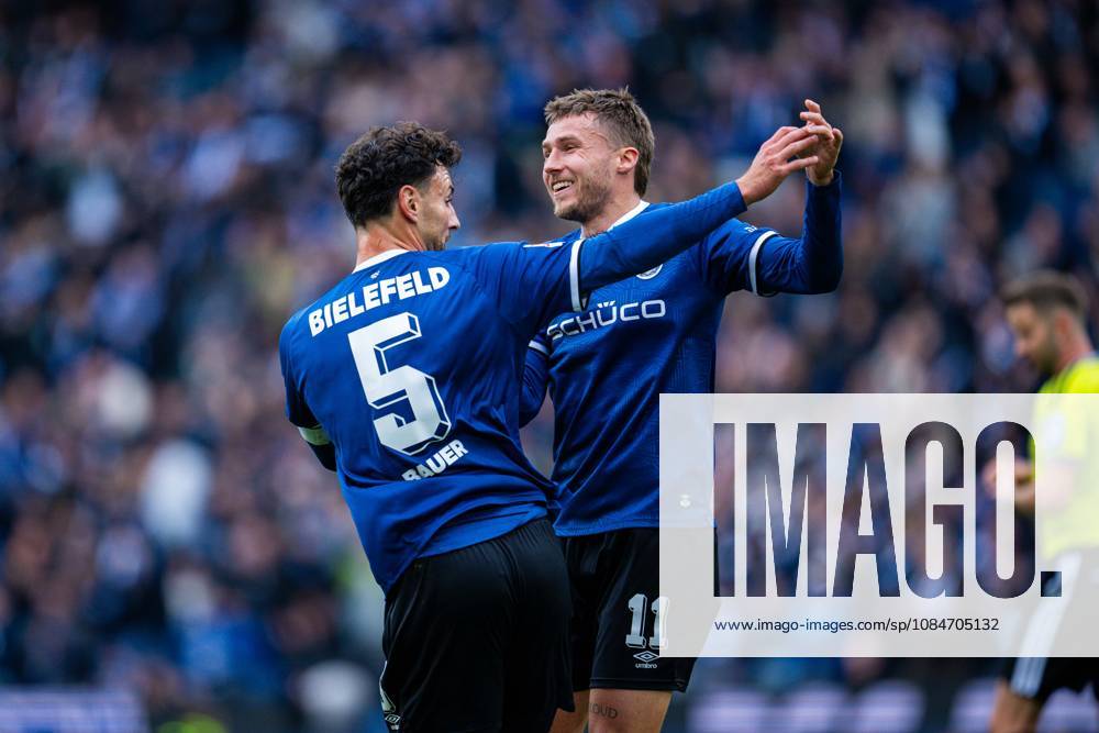Fußball, 2026 2027, 2. Bundesliga, 8. Spieltag, DSC Arminia Bielefeld - VfL Osnabrück: (L-R) Maximilian Bauer (Bielefeld) jubelt nach seinem Tor zum 1:1 mit Joel Grodowski (Bielefeld) DFL REGULATIONS PROHIBIT ANY USE OF PHOTOGRAPHS AS IMAGE SEQUENCES AND OR QUASI-VIDEO.