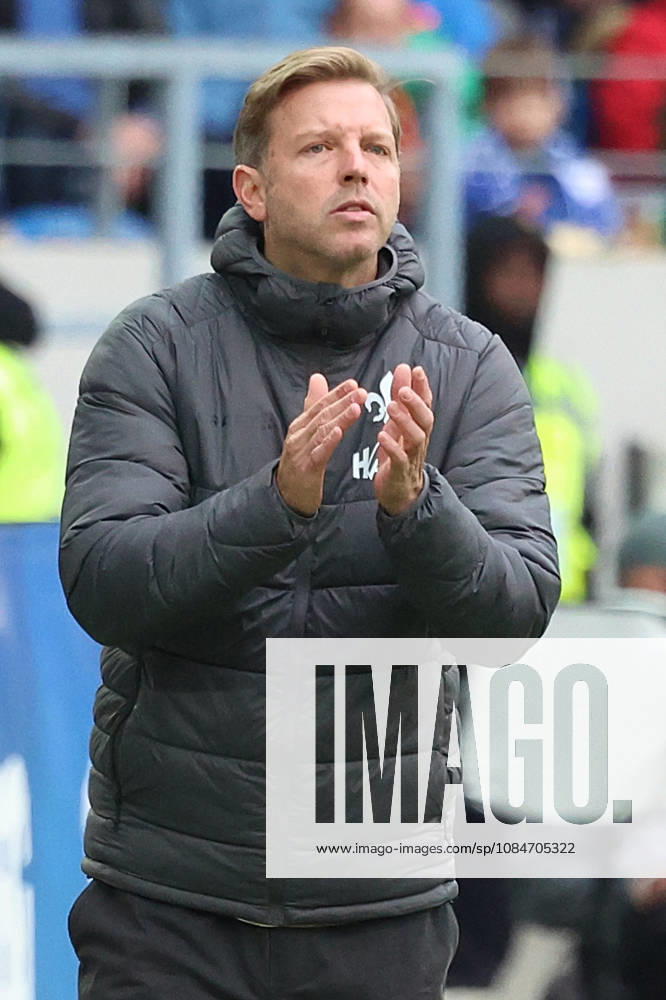 Fussball 2.Bundesliga, Karlsruher SC - SV Darmstadt 98 v.l. Florian Kohfeldt Trainer (SV Darmstadt 98) gibt Anweisungen, gestikuliert, mit den Armen gestikulieren gives instructions, gesticulate Karlsruhe