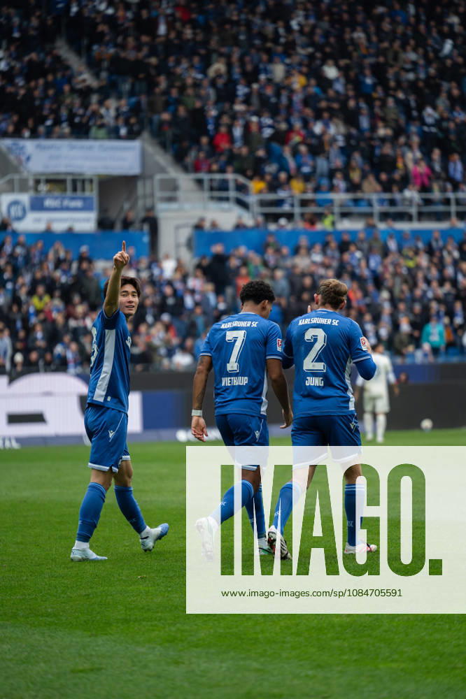 Fussball 2.Bundesliga, Karlsruher SC - SV Darmstadt 98, Shio Fukuda (13, Karlsruher SC) feiert seinen Treffer zum 1:0, r. Kevin Wiethaup (7, Karlsruher SC) und Sebastian Jung (2, Karlsruher SC) Karlsruhe
