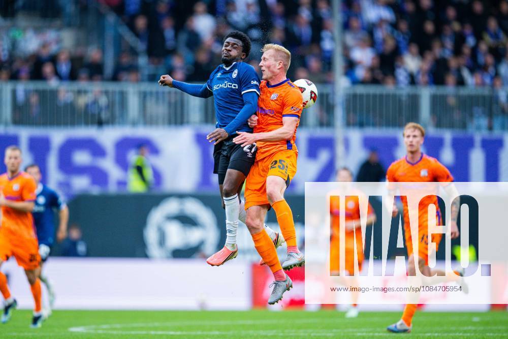 Fußball, 2026 2027, 2. Bundesliga, 8. Spieltag, DSC Arminia Bielefeld - VfL Osnabrück: (L-R) Benjamin Boakye (Bielefeld), Robin Fabinski (Osnabrück) DFL REGULATIONS PROHIBIT ANY USE OF PHOTOGRAPHS AS IMAGE SEQUENCES AND OR QUASI-VIDEO.