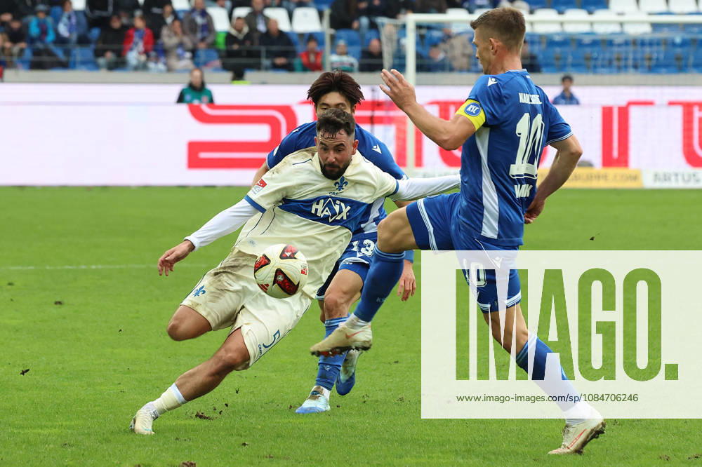Fussball 2.Bundesliga, Karlsruher SC - SV Darmstadt 98 v.l. Marco Richter (SV Darmstadt 98) Marvin Wanitzek (Karlsruher SC) Zweikampf, Aktion, action, battle for the ball Karlsruhe