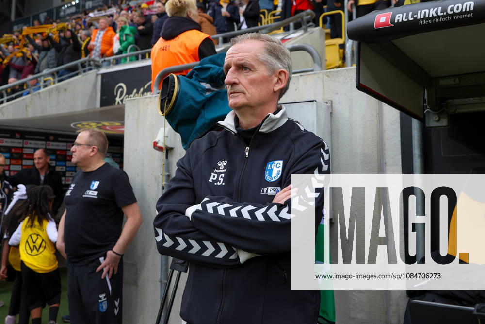 Fussball - 2.Bundesliga Dynamo Dresden - 1.FC Magdeburg v.l. Petrik Sander (Magdeburg, Trainer) Dresden