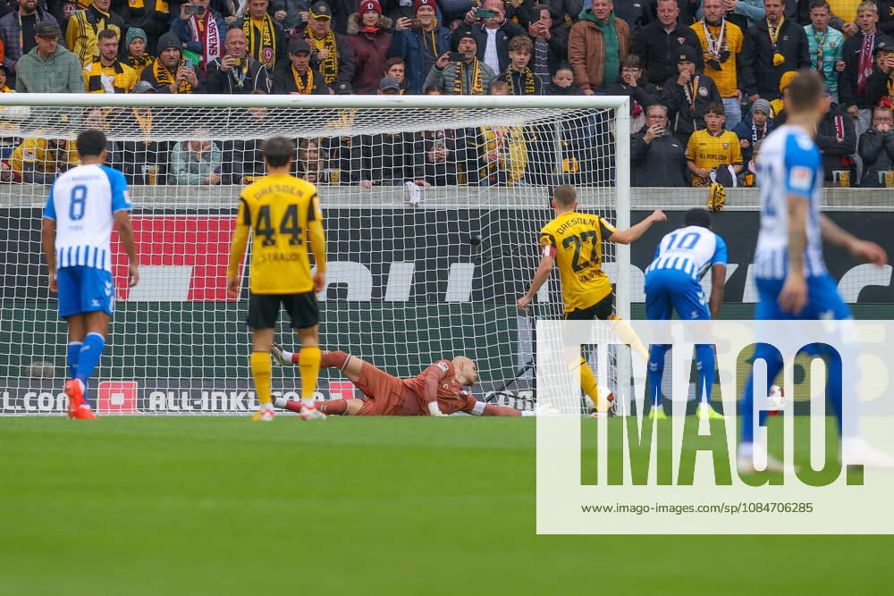 Fussball - 2.Bundesliga Dynamo Dresden - 1.FC Magdeburg v.l. Tor zum 1:0 durch Niklas Hauptmann (Dresden, 27) Dresden