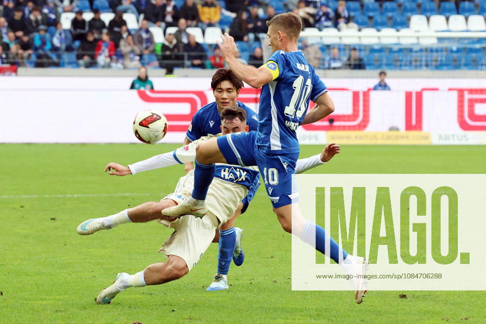 Fussball 2.Bundesliga, Karlsruher SC - SV Darmstadt 98 v.l. Marco Richter (SV Darmstadt 98) Marvin Wanitzek (Karlsruher SC) Zweikampf, Aktion, action, battle for the ball Karlsruhe