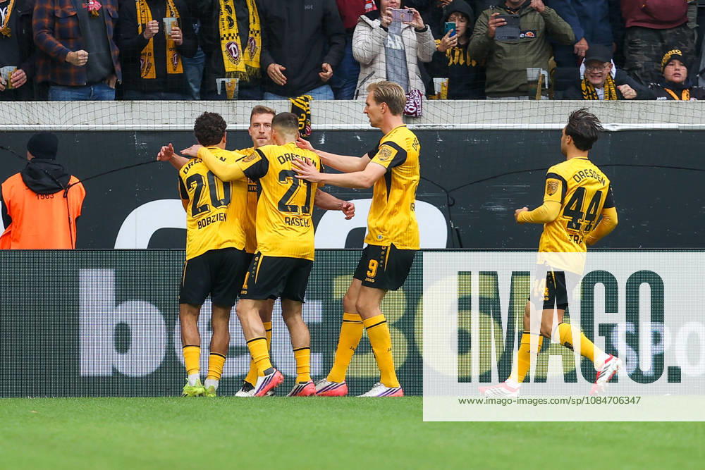 Fussball - 2.Bundesliga Dynamo Dresden - 1.FC Magdeburg v.l. Dresden jubel nach dem 1:0 Dresden