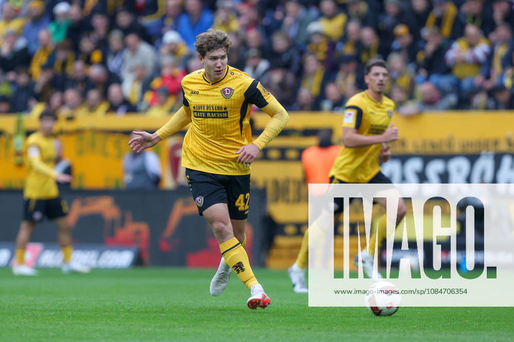 Fussball - 2.Bundesliga Dynamo Dresden - 1.FC Magdeburg v.l. Friedrich Müller (Dresden, 42) Freisteller, Einzelbild, Ganzkoerper, single frame Dresden