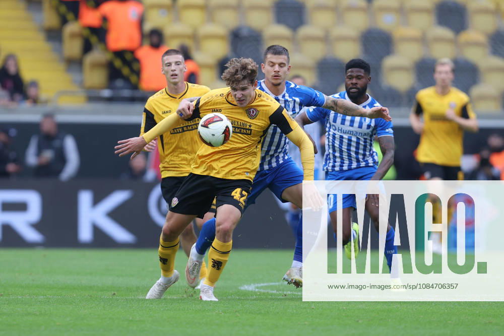 Fussball - 2.Bundesliga Dynamo Dresden - 1.FC Magdeburg v.l. Friedrich Müller (Dresden, 42), Mateusz Zukowski (Magdeburg, 22) Zweikampf, Duell, Kampf, tackle Dresden