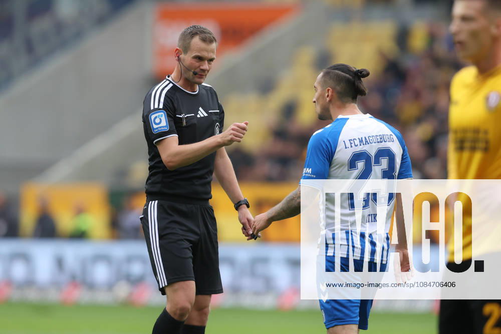 Fussball - 2.Bundesliga Dynamo Dresden - 1.FC Magdeburg v.l. Schiedsrichter, Schiri, referee diskutiert mit Baris Atik (Magdeburg, 23) Dresden