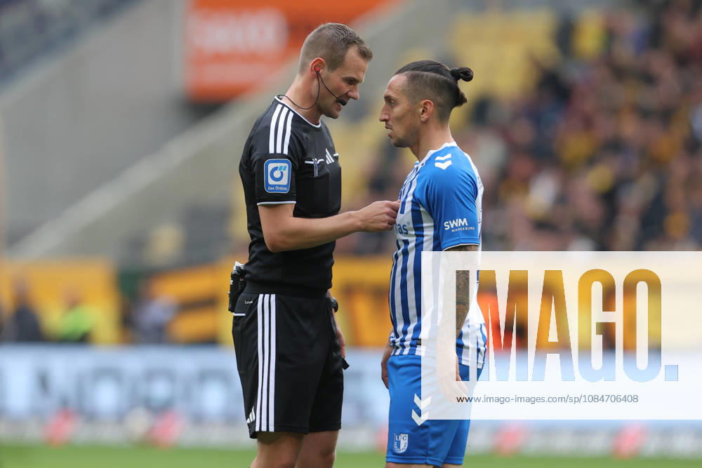 Fussball - 2.Bundesliga Dynamo Dresden - 1.FC Magdeburg v.l. Schiedsrichter, Schiri, referee diskutiert mit Baris Atik (Magdeburg, 23) Dresden