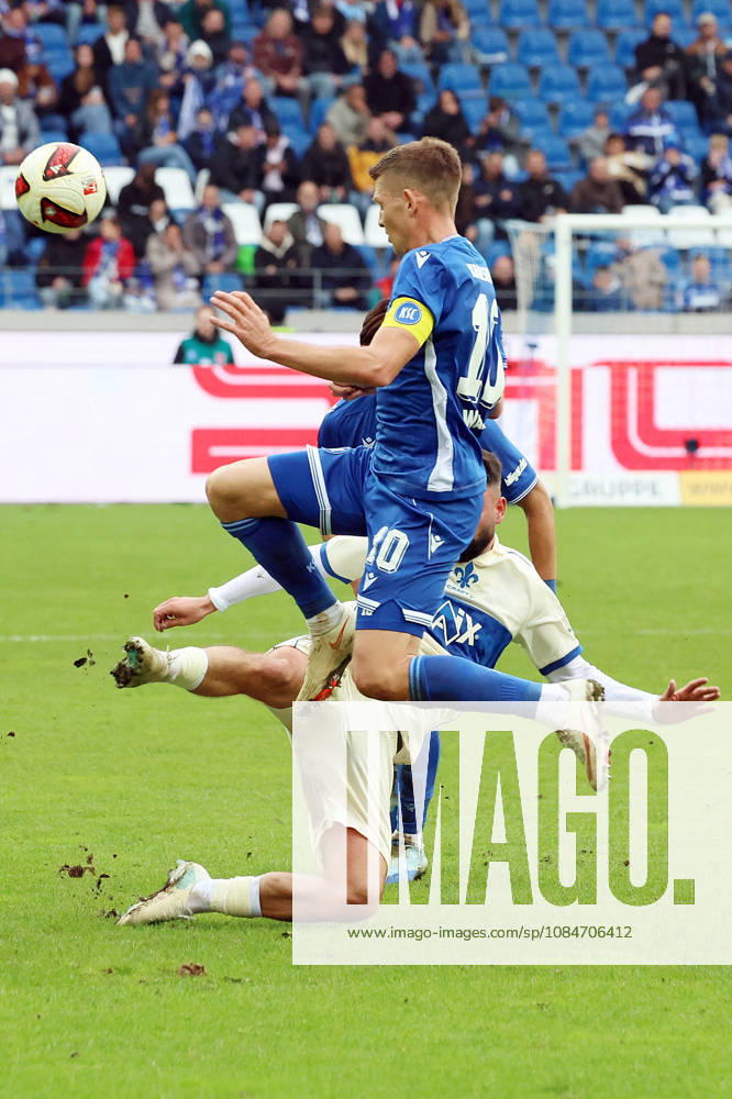 Fussball 2.Bundesliga, Karlsruher SC - SV Darmstadt 98 v.l. Marco Richter (SV Darmstadt 98) Marvin Wanitzek (Karlsruher SC) Zweikampf, Aktion, action, battle for the ball Karlsruhe