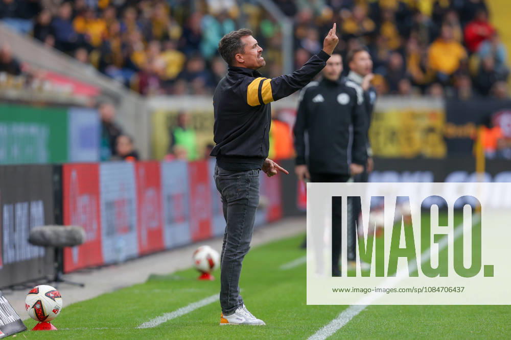 Fussball - 2.Bundesliga Dynamo Dresden - 1.FC Magdeburg v.l. dtrt gibt Anweisungen, gestikuliert mit den Armen, gesticulate, gives instructions Dresden