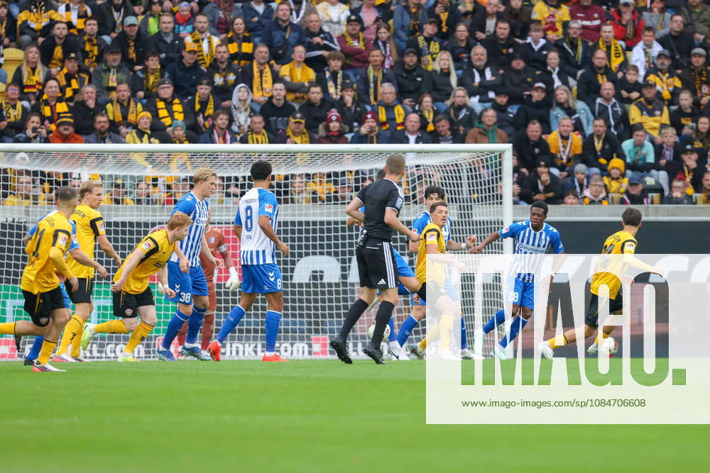 Fussball - 2.Bundesliga Dynamo Dresden - 1.FC Magdeburg v.l. Foul vor dem Elfmeter Dresden