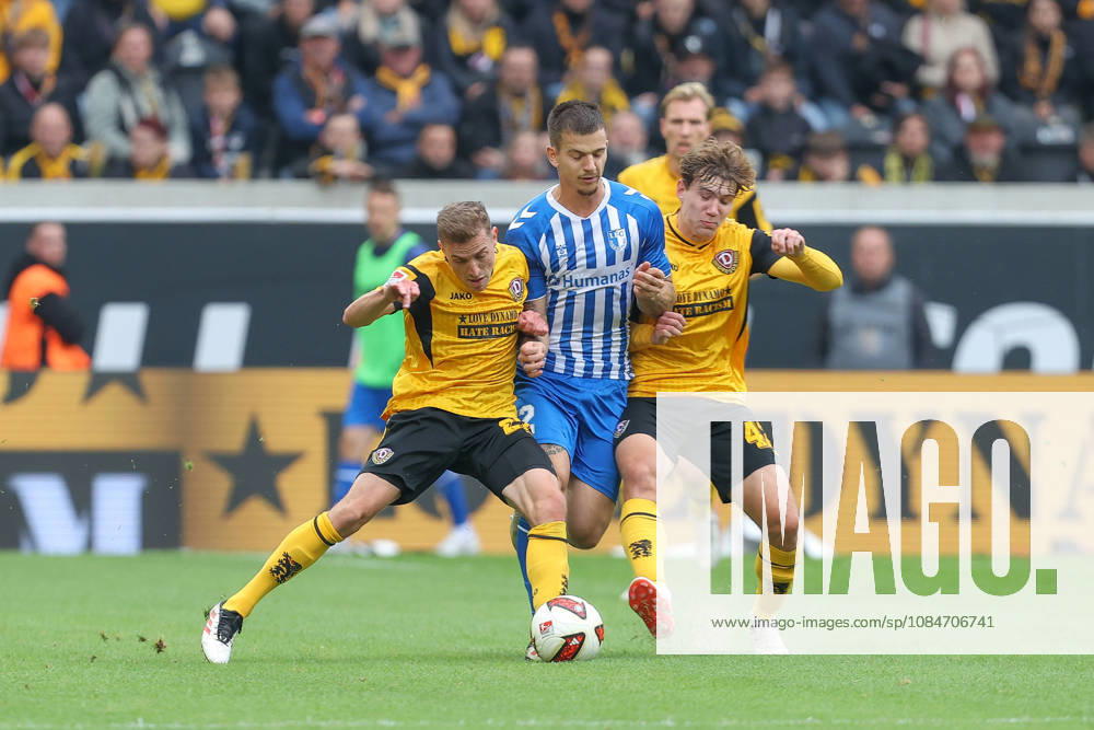 Fussball 2. Bundesliga, SG Dynamo Dresden - 1. FC Magdeburg, v.l. Niklas Hauptmann (Dresden, 27), Mateusz Zukowski (Magdeburg, 22), Friedrich Müller (Dresden, 42) Zweikampf, Duell, Kampf, tackle Dresden