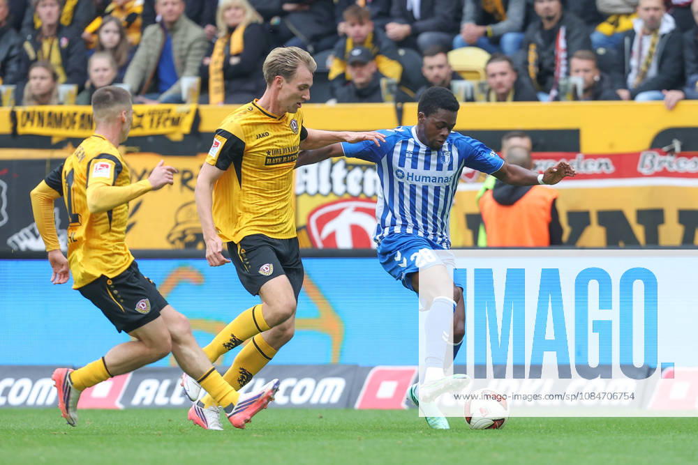 Fussball 2. Bundesliga, SG Dynamo Dresden - 1. FC Magdeburg, v.l. Vincent Vermeij (Dresden, 9), Pierre Nadjombe (Magdeburg, 28)r Zweikampf, Duell, Kampf, tackle Dresden